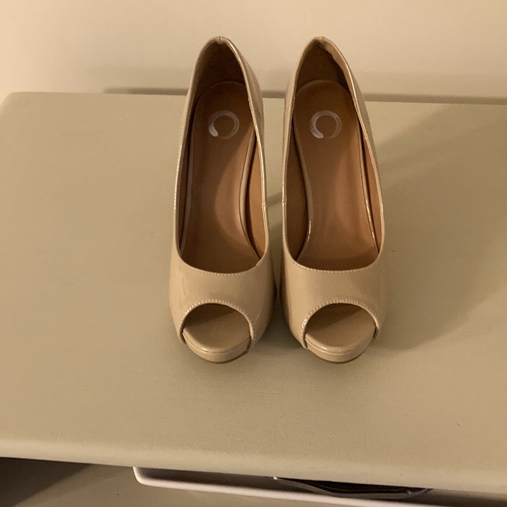 Nude patent leather peep toe pump. Size 8